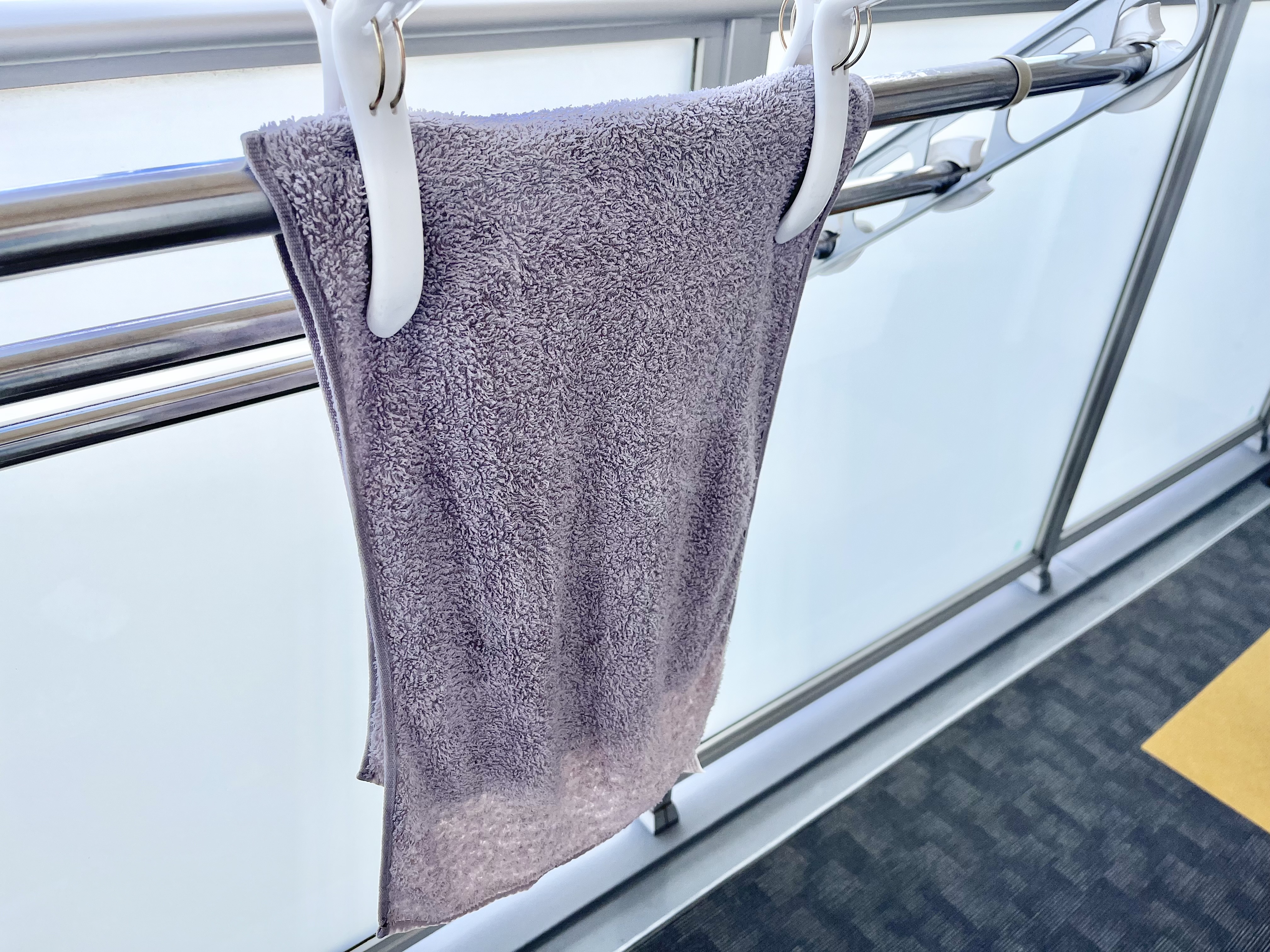 ダイソーの「洗たく用洗剤シート」で洗ったタオルを干す画像