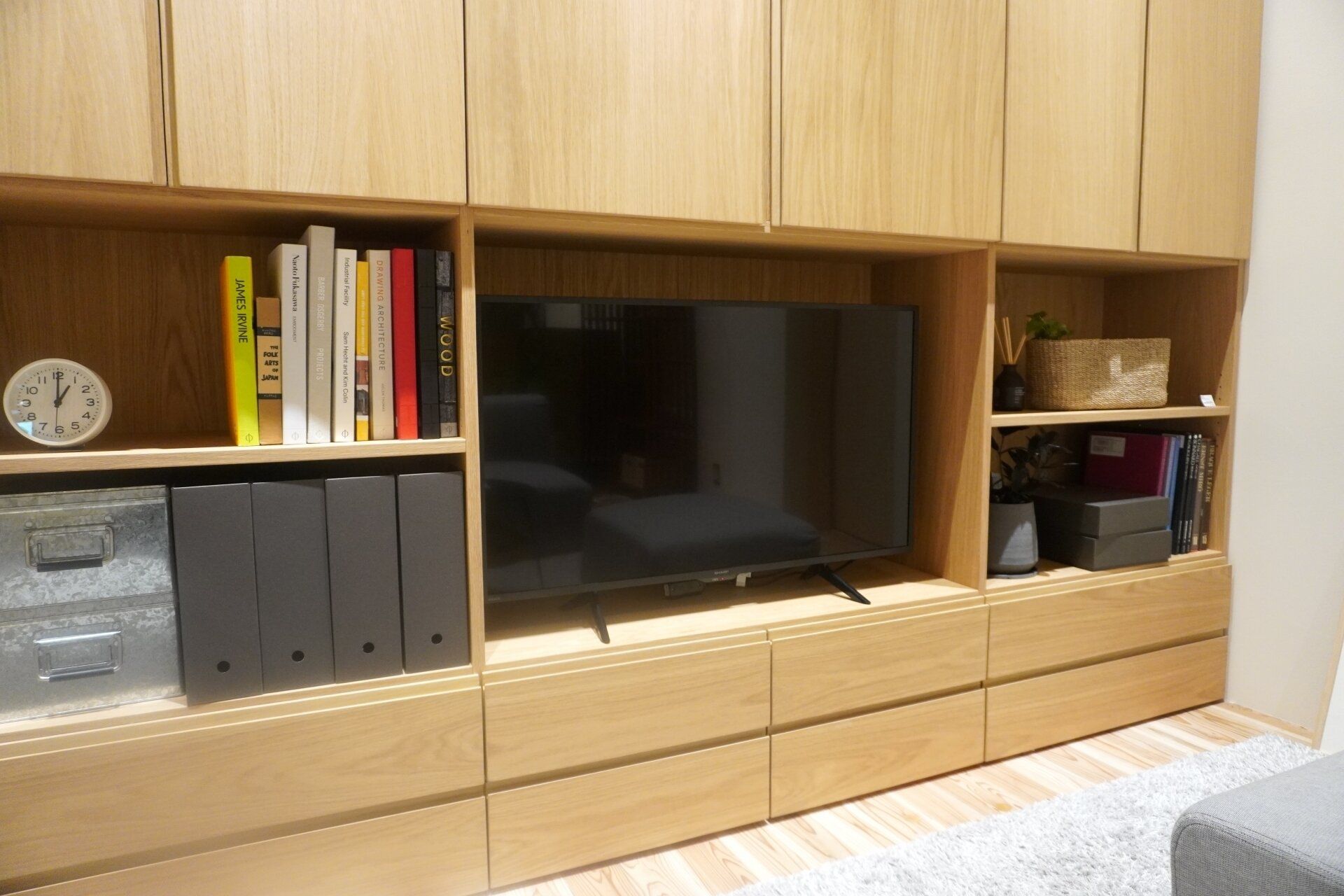 1.リビングの広さに対して家具が多すぎる