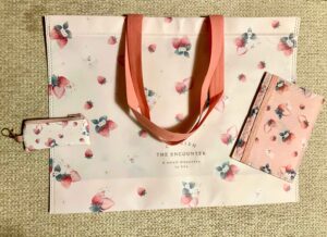 セリアの「いちご」グッズがかわいすぎる！いちご×うさぎのポーチ＆バッグ購入レビュー