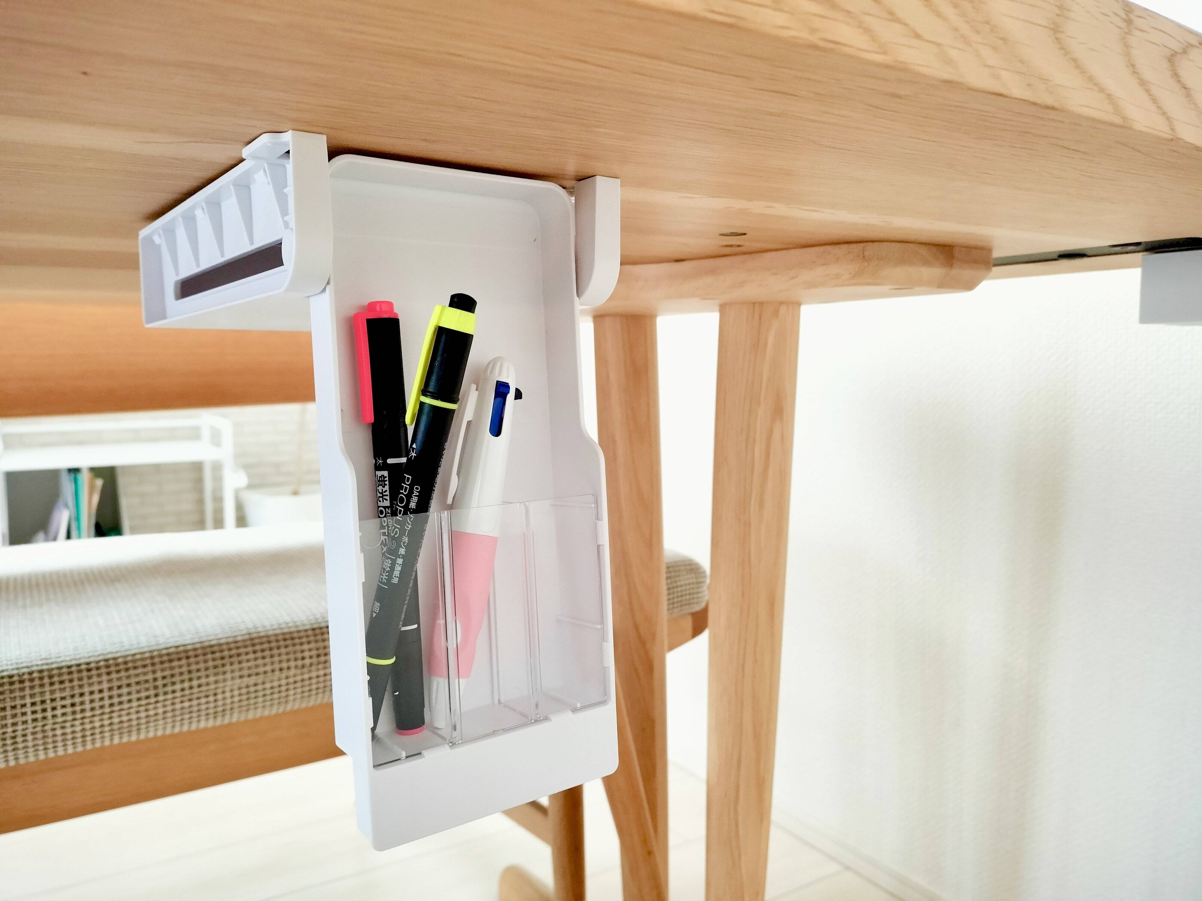 取り付け式引き出しケースを机の奥に貼り付けたところ