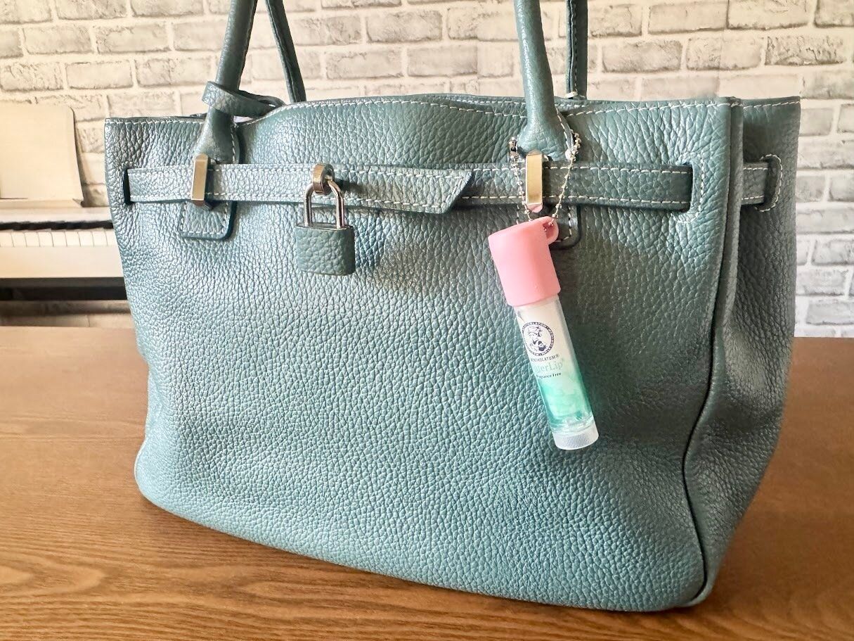 バッグにぶら下げられる