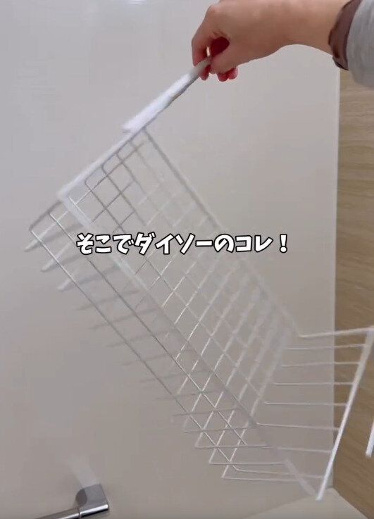 【ダイソー】220円はコスパ良すぎ！吊り戸棚用バスケットのじゃない使い方