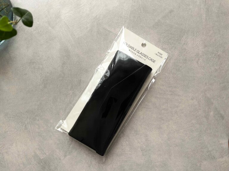 「衝撃の薄さ！」「考えた人、天才！」3COINSのかさばらないメガネケースは便利すぎて手放せない！