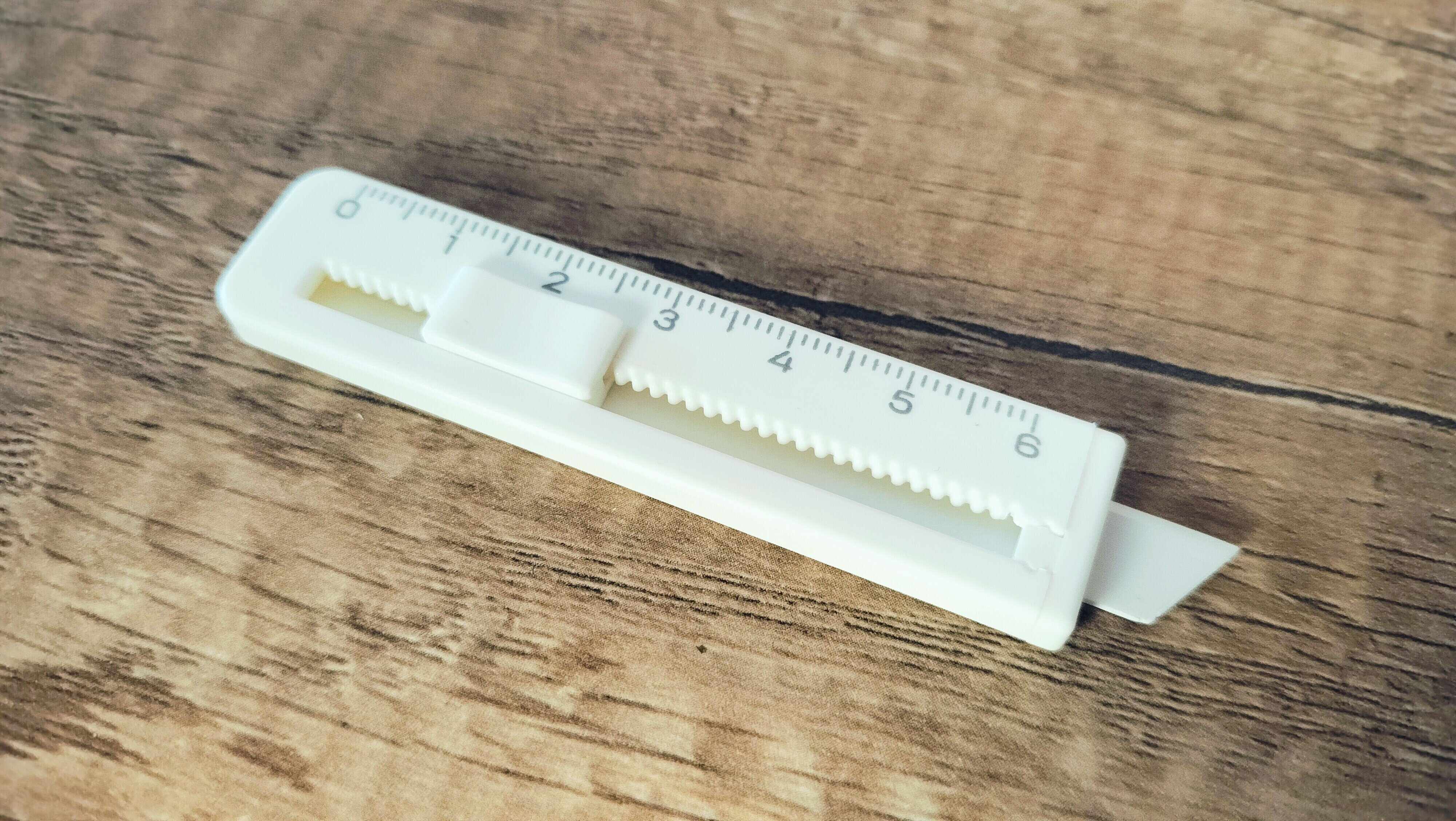 セラミック刃のカッター