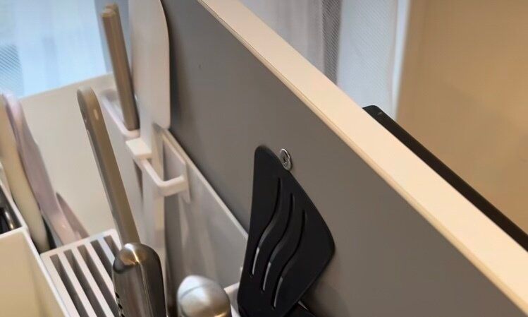 じゃない方の使い方【ダイソー】「奥のものが取り出しやすい」「すっきり収納できる」おすすめの収納アイデア5選