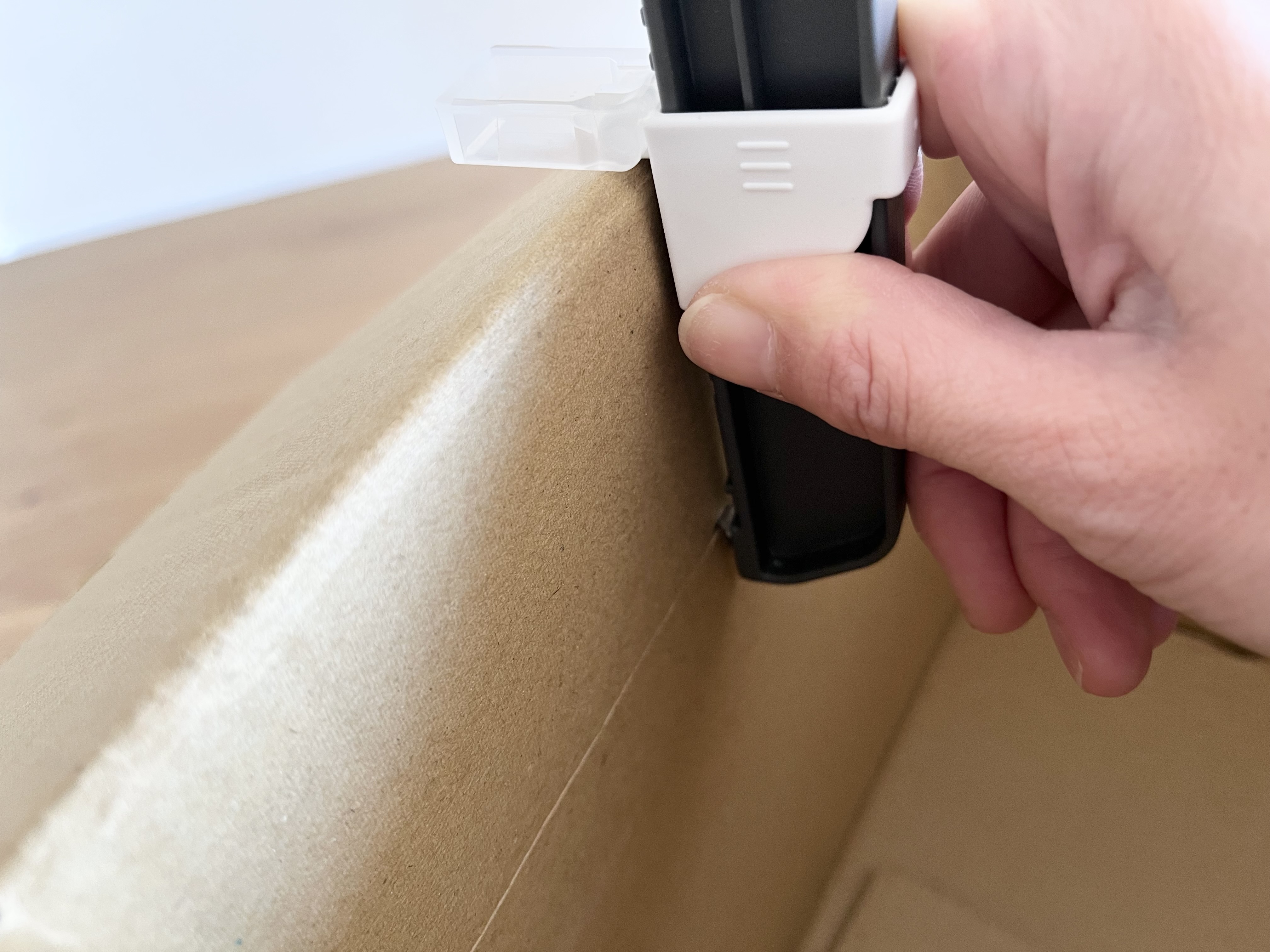 セリアの「段ボールサイズ調節カッター」の使用画像