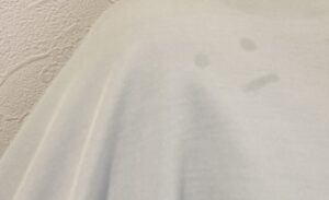 風邪を引いた娘を抱っこから下ろしたら、肩に顔が生まれてた?!鼻水でできた虚無顔のシミに思わずホッコリ