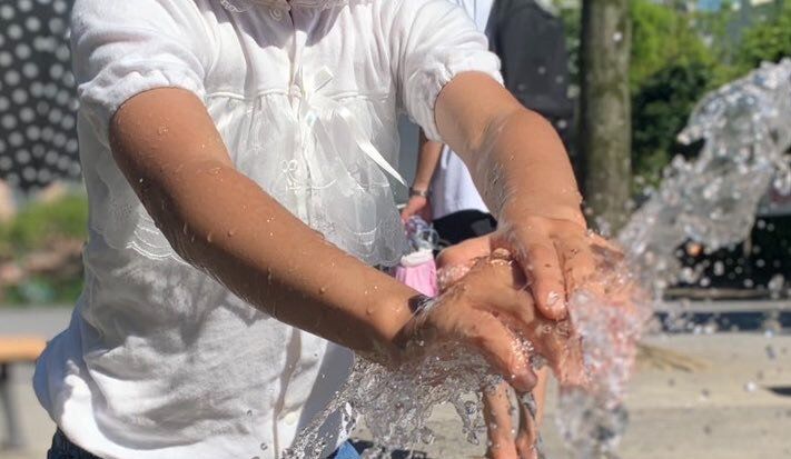 新生児期に着たベビードレスを6歳になってもう一度着た娘。「1着で2度美味しい」「エモすぎます」の声集まる