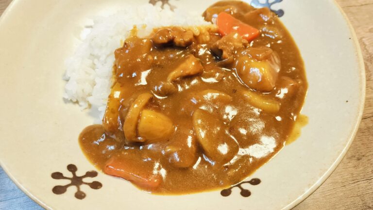 一度食べたら普通のカレーに戻れないかも…入れるとやみつきになる食材とは？