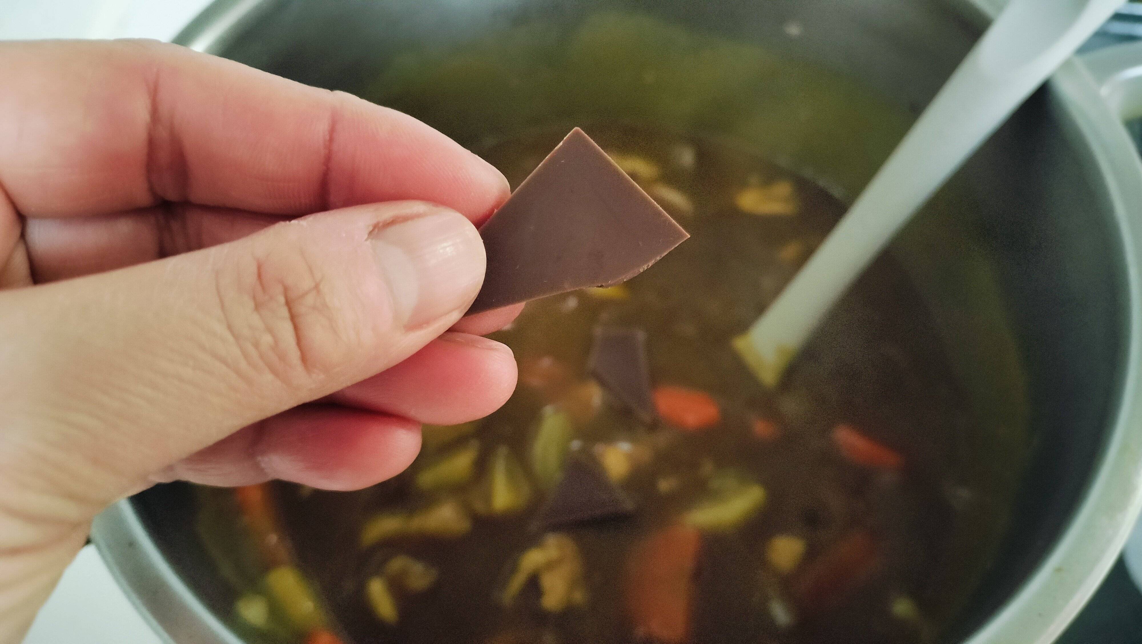 カレーにチョコレートをいれる