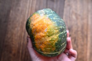 今までカボチャを力任せにカットしていた…超簡単にスルッとカットする方法が目から鱗すぎた件