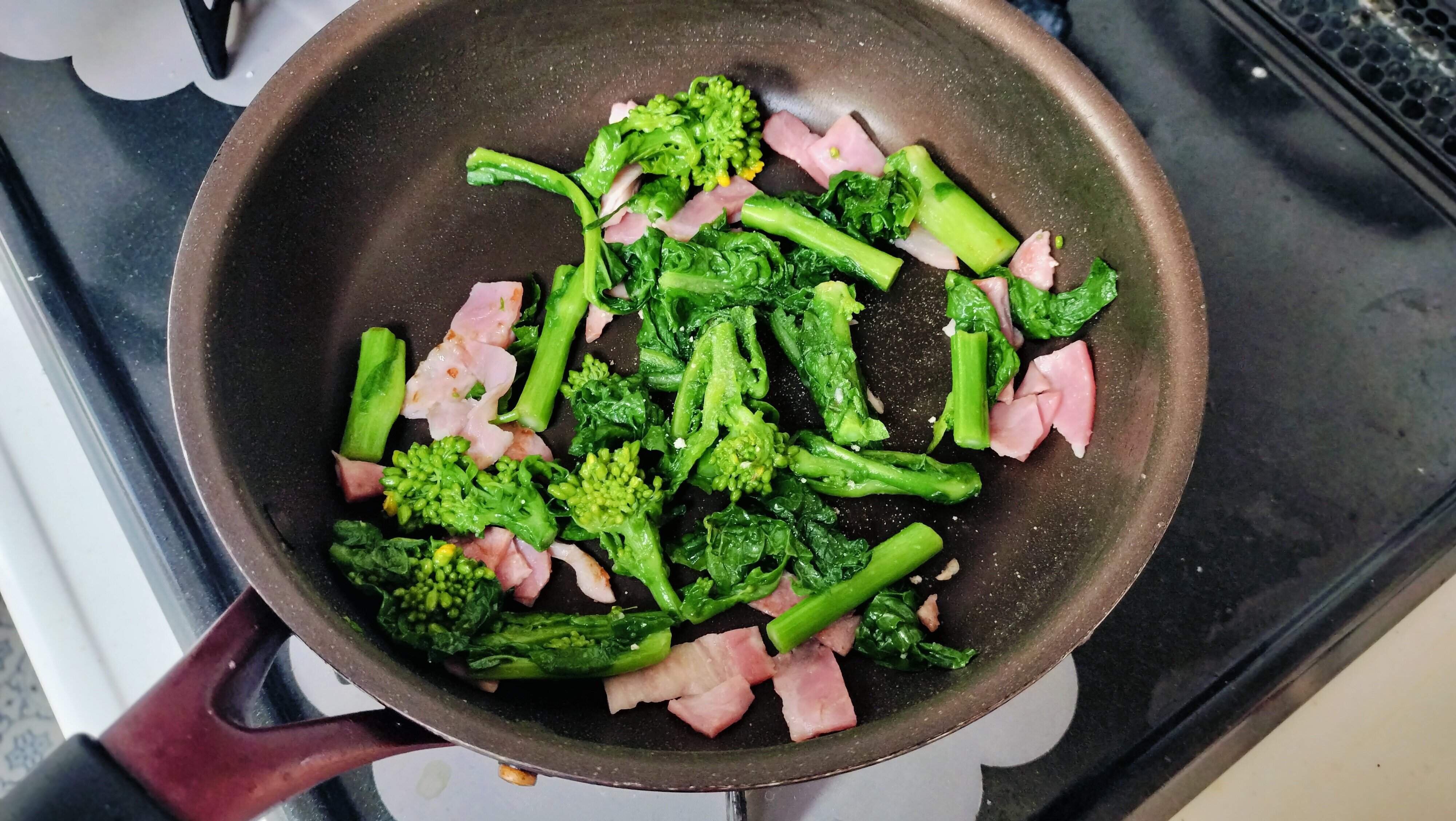 菜花とベーコンを炒める