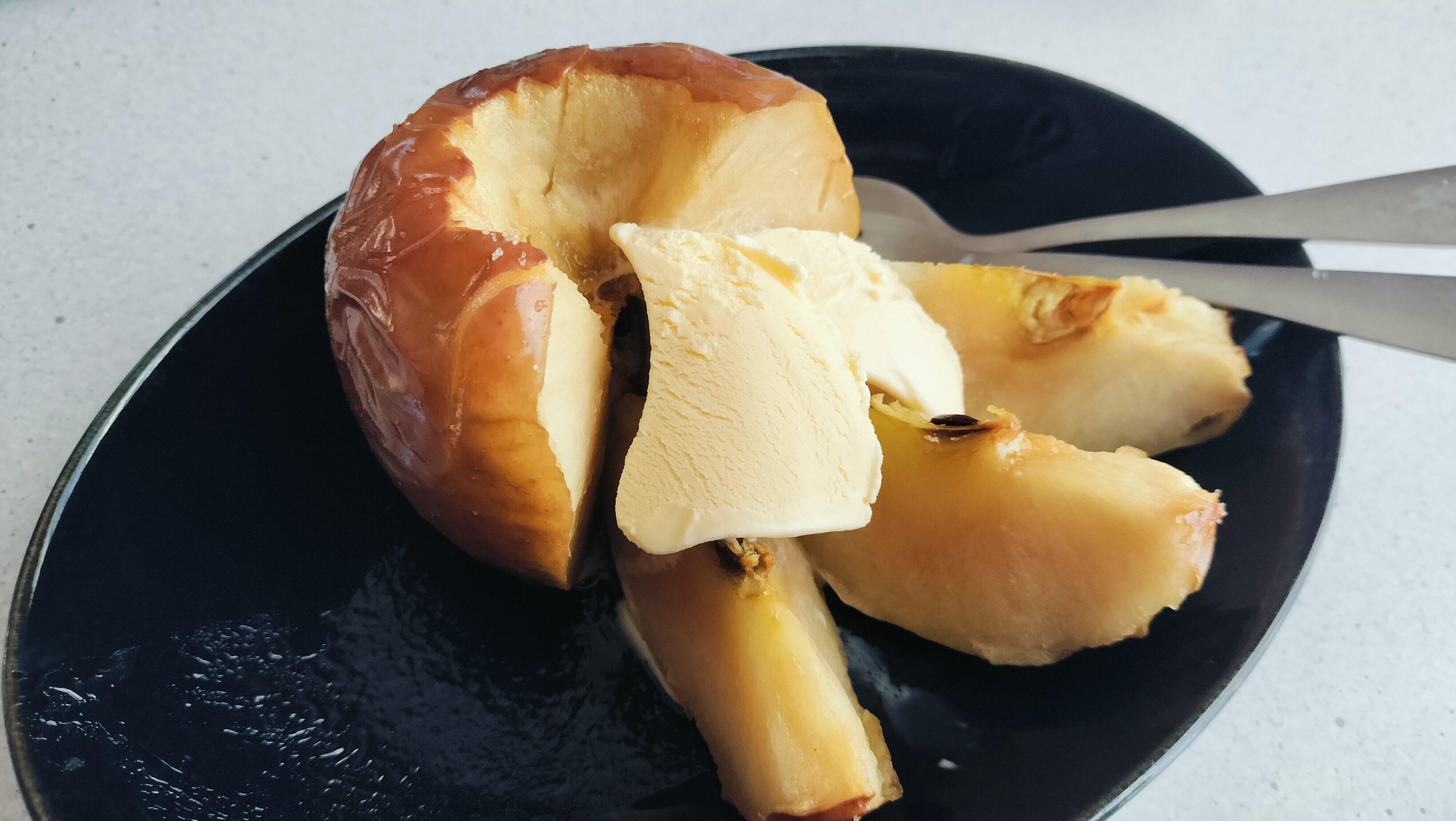 バニラアイスと一緒に食べる焼きりんご