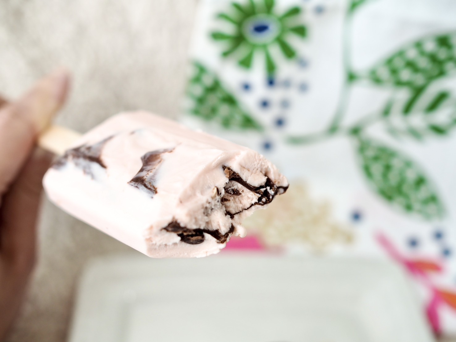 シャトレーゼ「チョコバッキー・ザ・プレミアム あまおう苺」断面写真