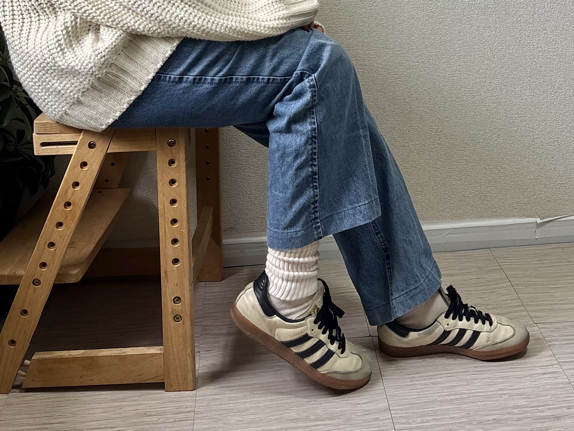 デニムにユニクロルーズソックスを合わせた写真