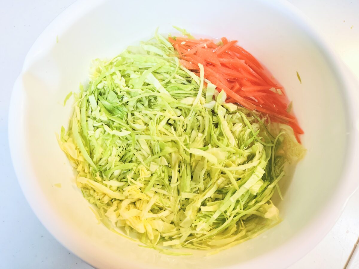 キャベツと人参を塩水につける