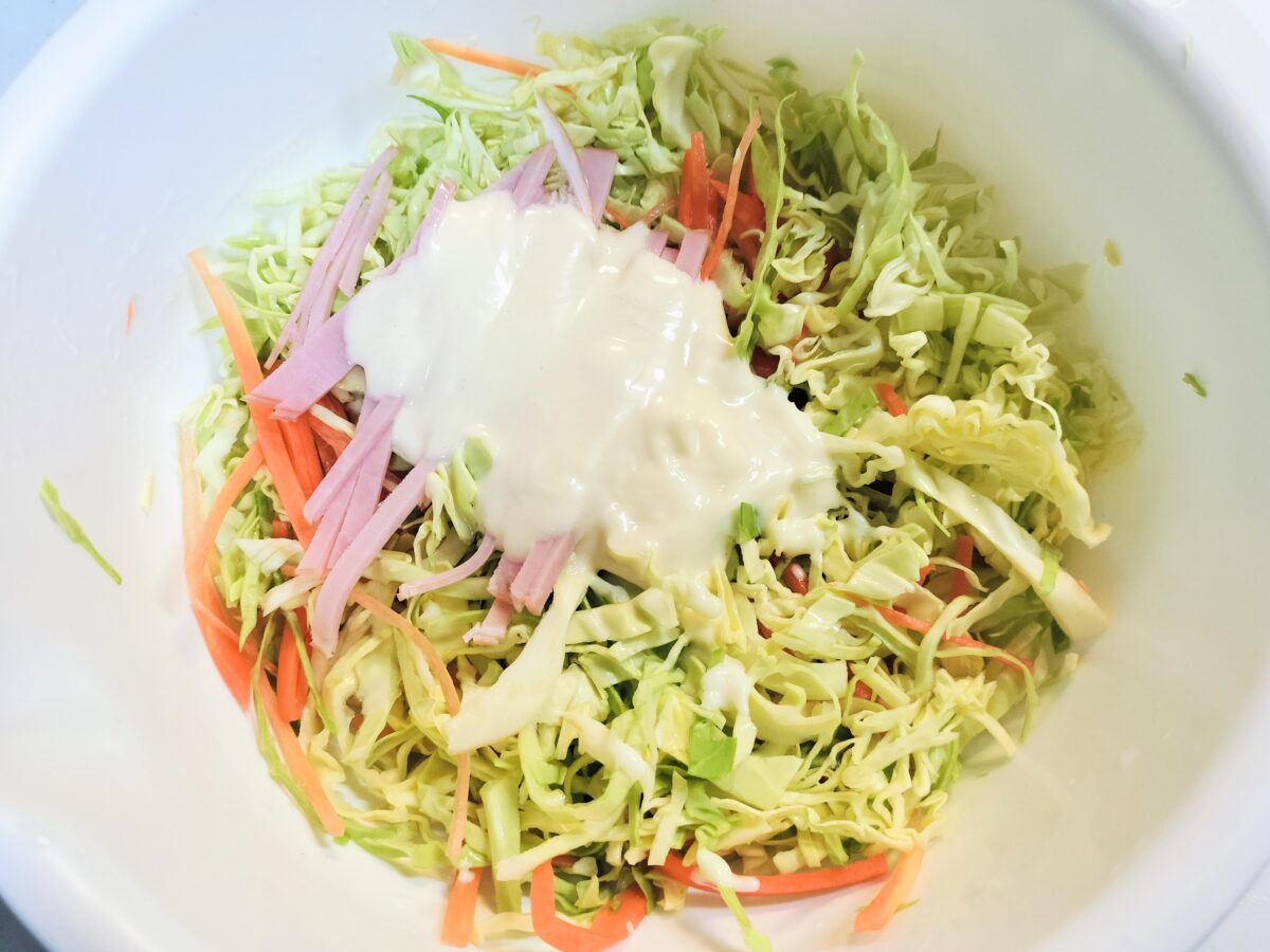 調味料を加える様子