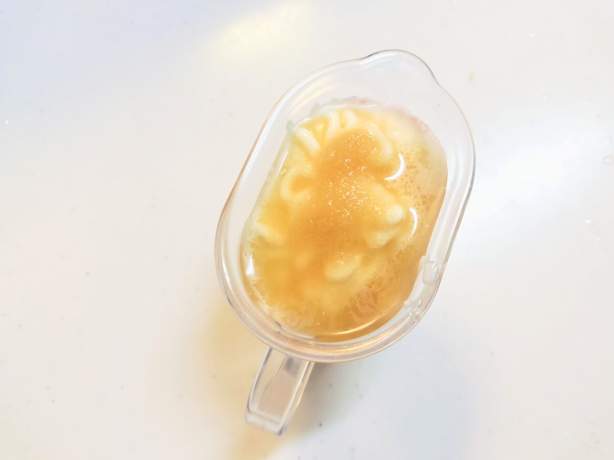 マヨネーズ、酢、砂糖を合わせる