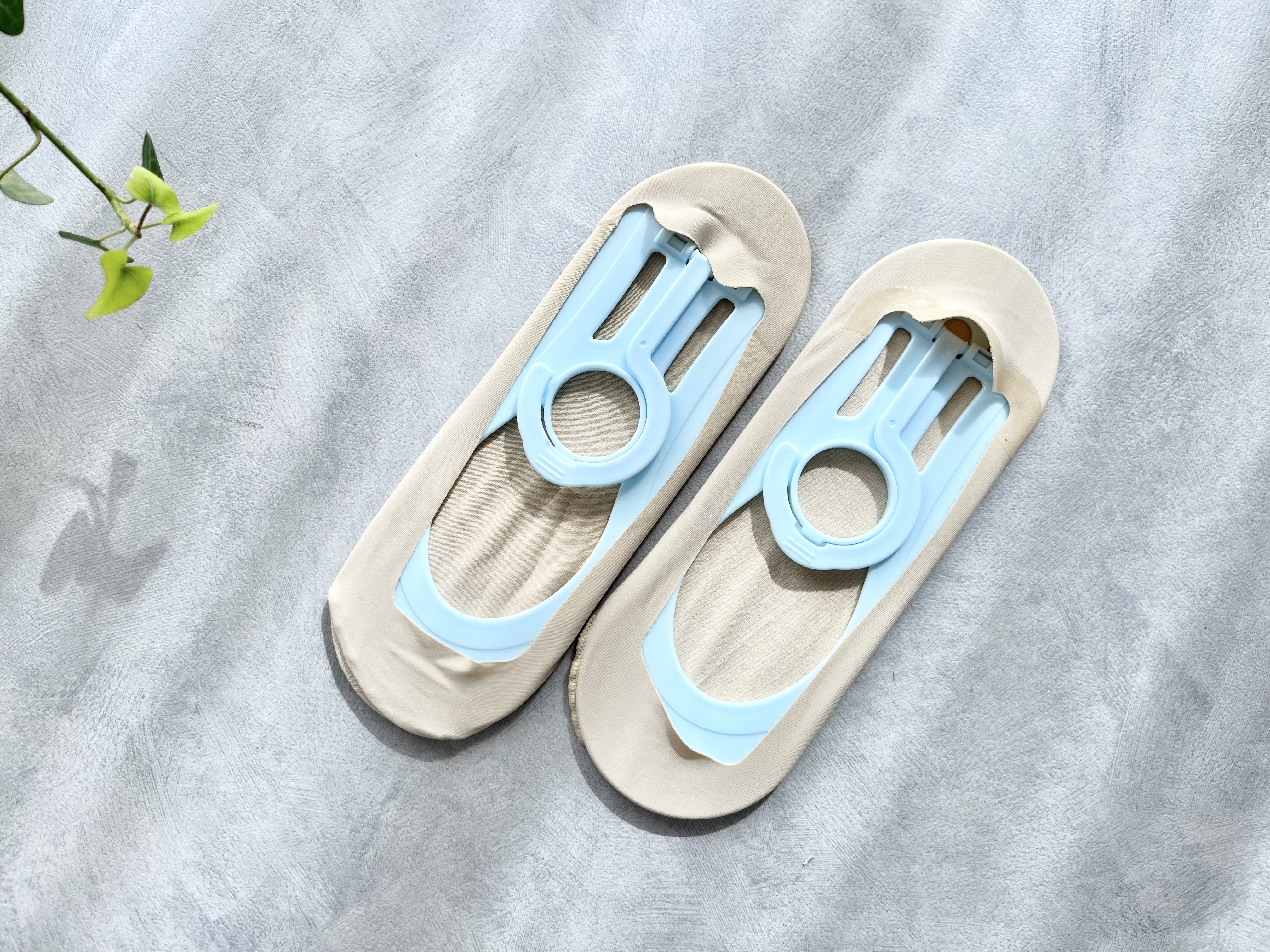 ダイソーの「パンプスソックスハンガー 2枚」のパンプスソックスをセットした画像