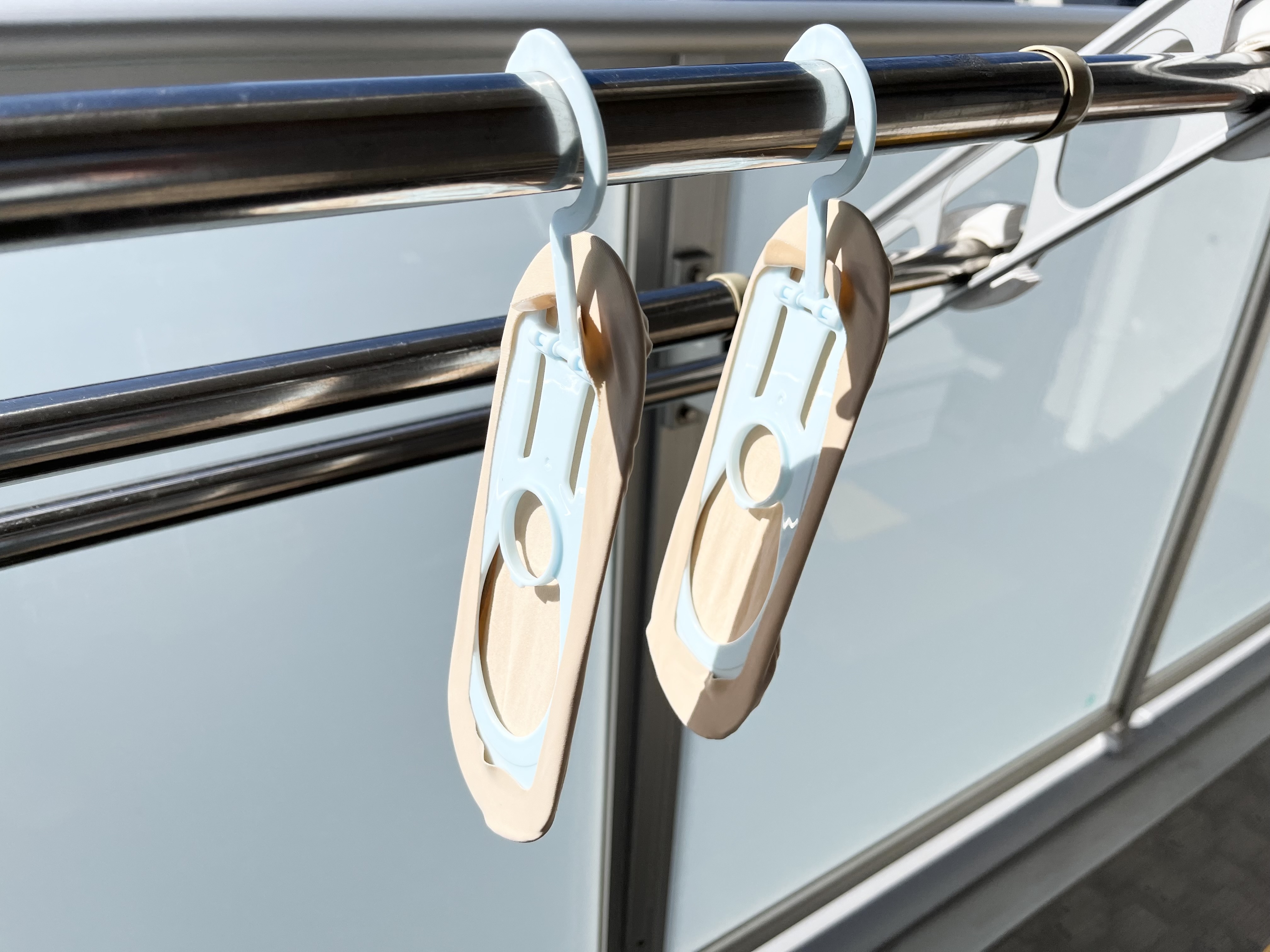 ダイソーの「パンプスソックスハンガー 2枚」でパンプスソックスを干している画像