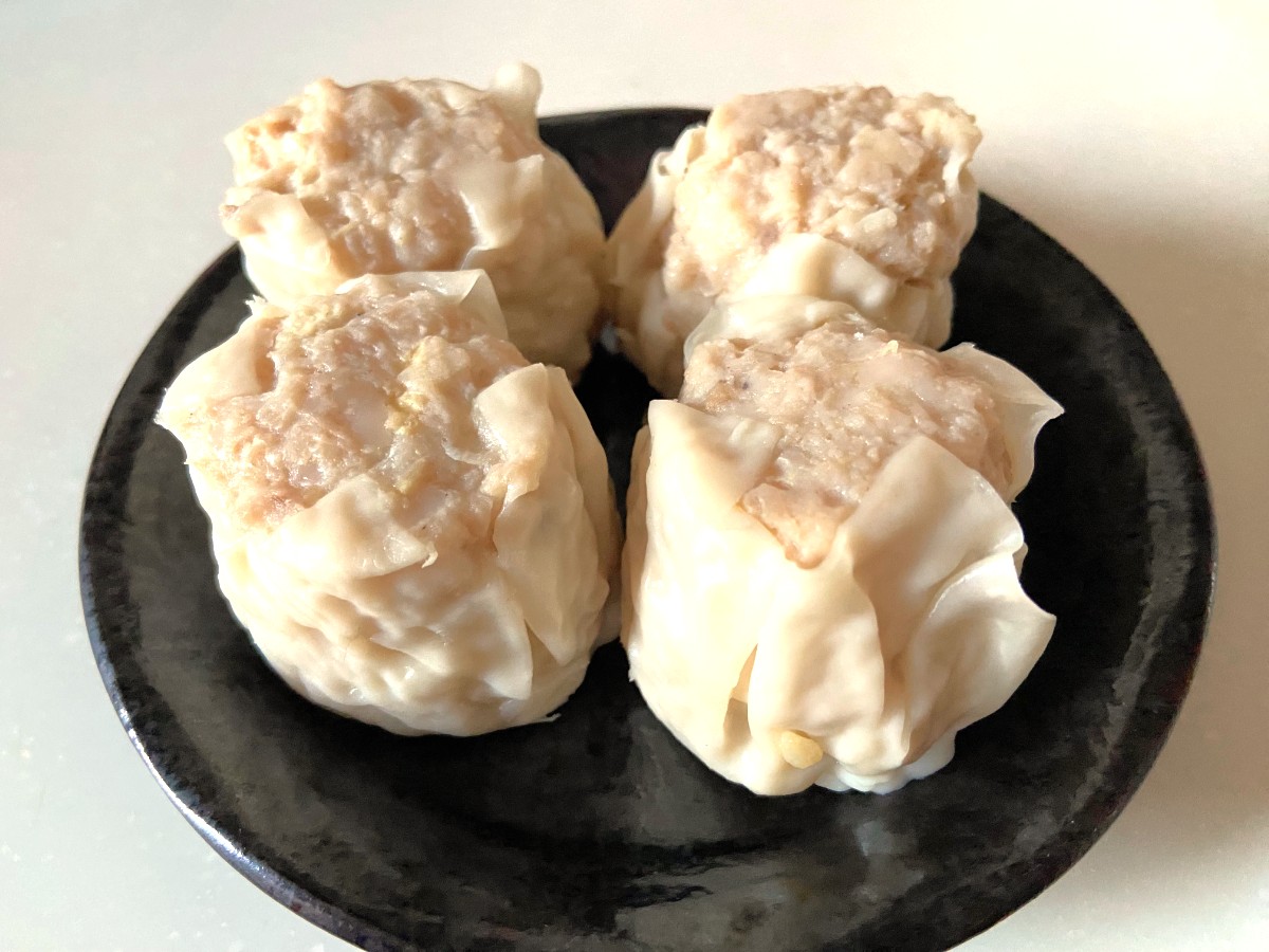 シュウマイ盛りつけ