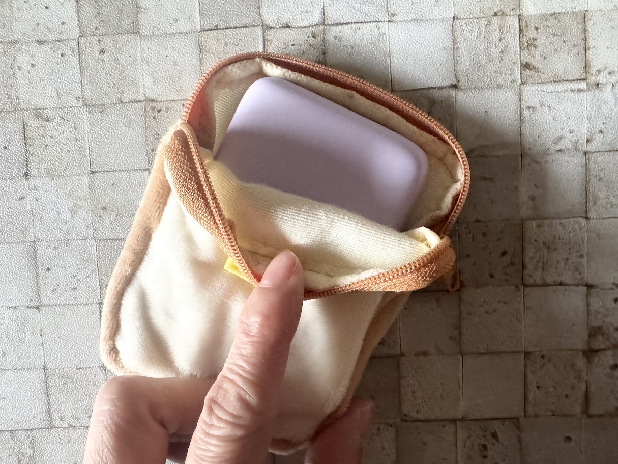 モバイルバッテリーを入れた「ミニ収納ケース」