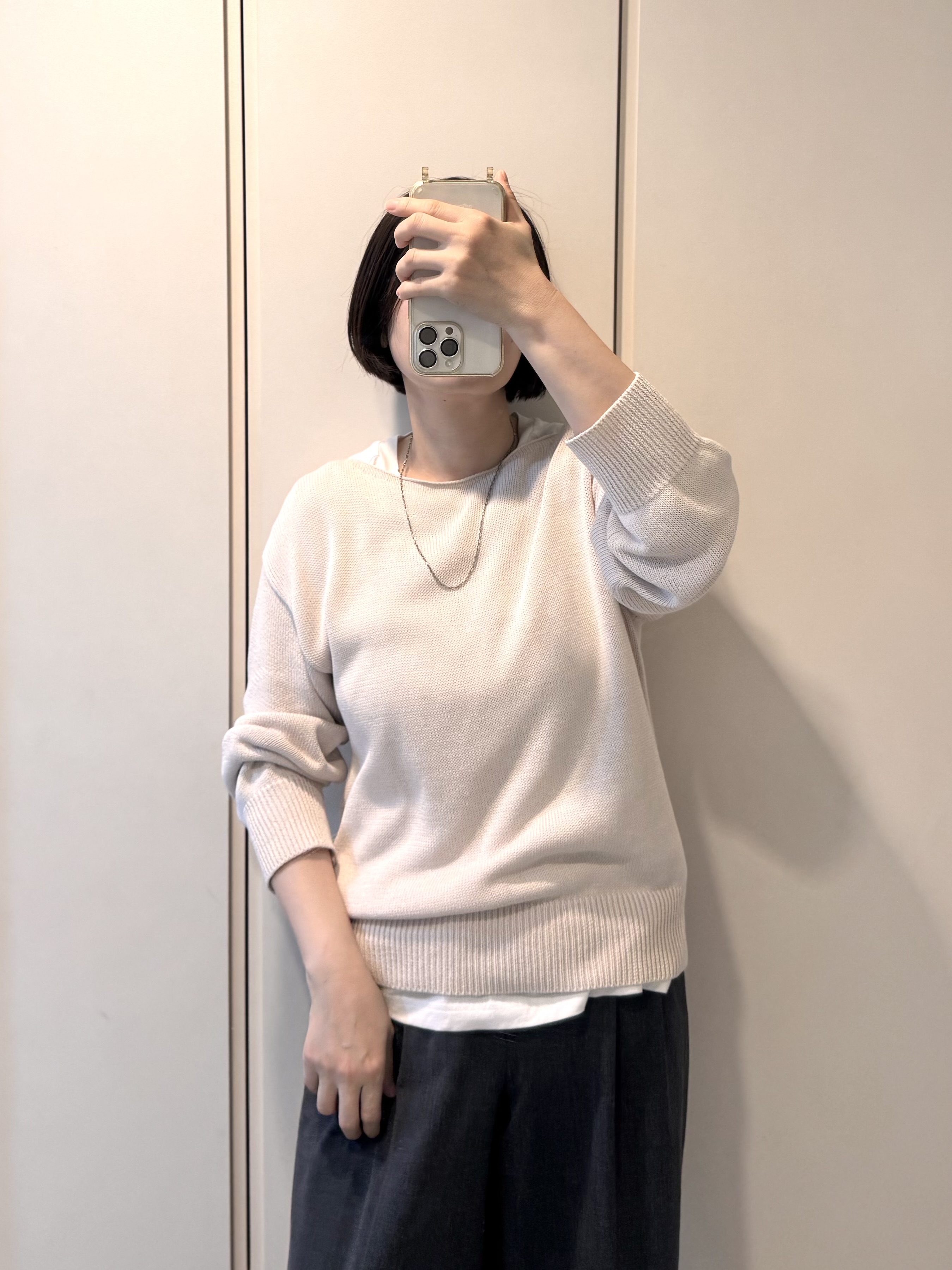 グレーのニット