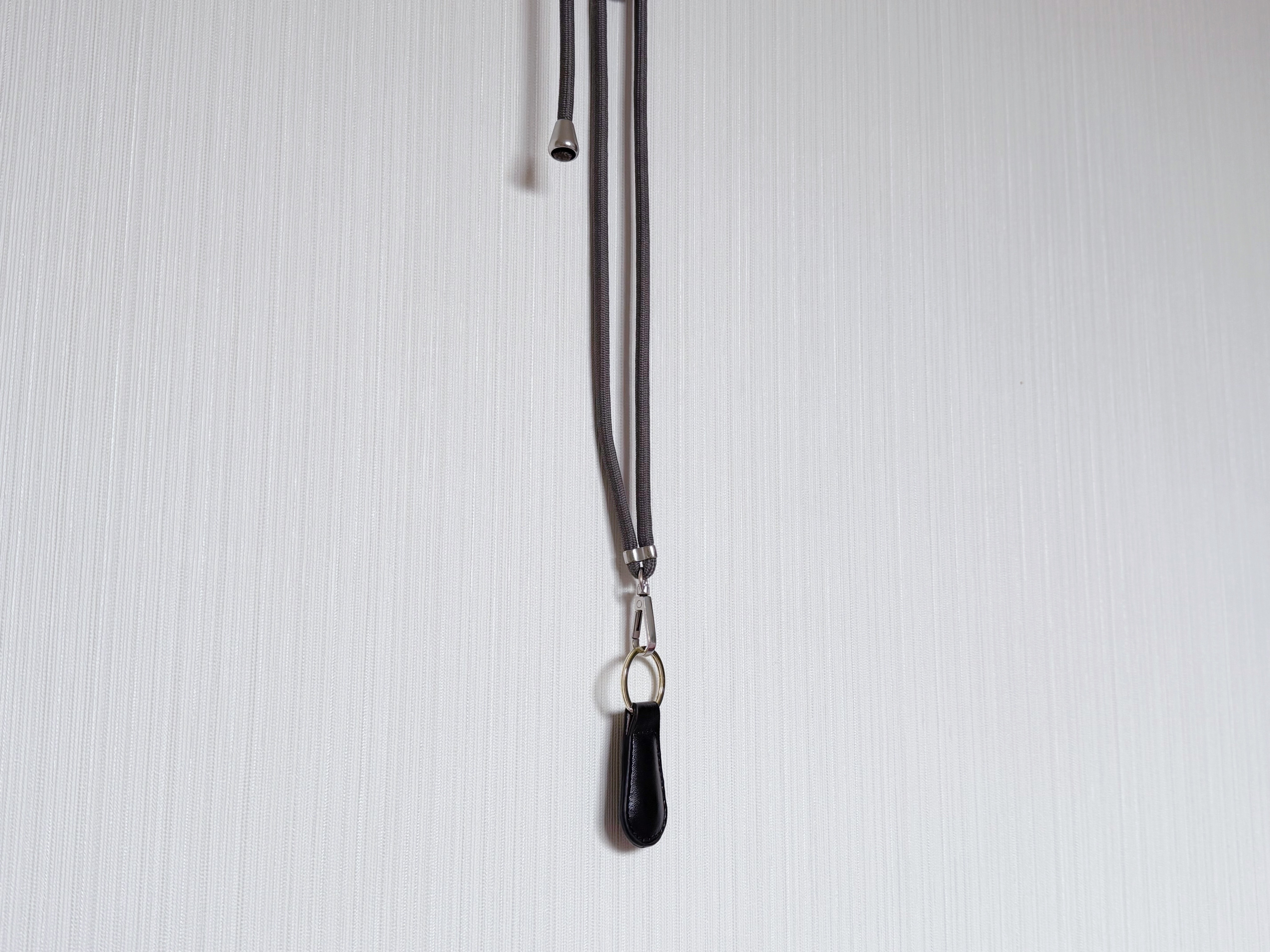 ストラップを取り付けて紛失防止