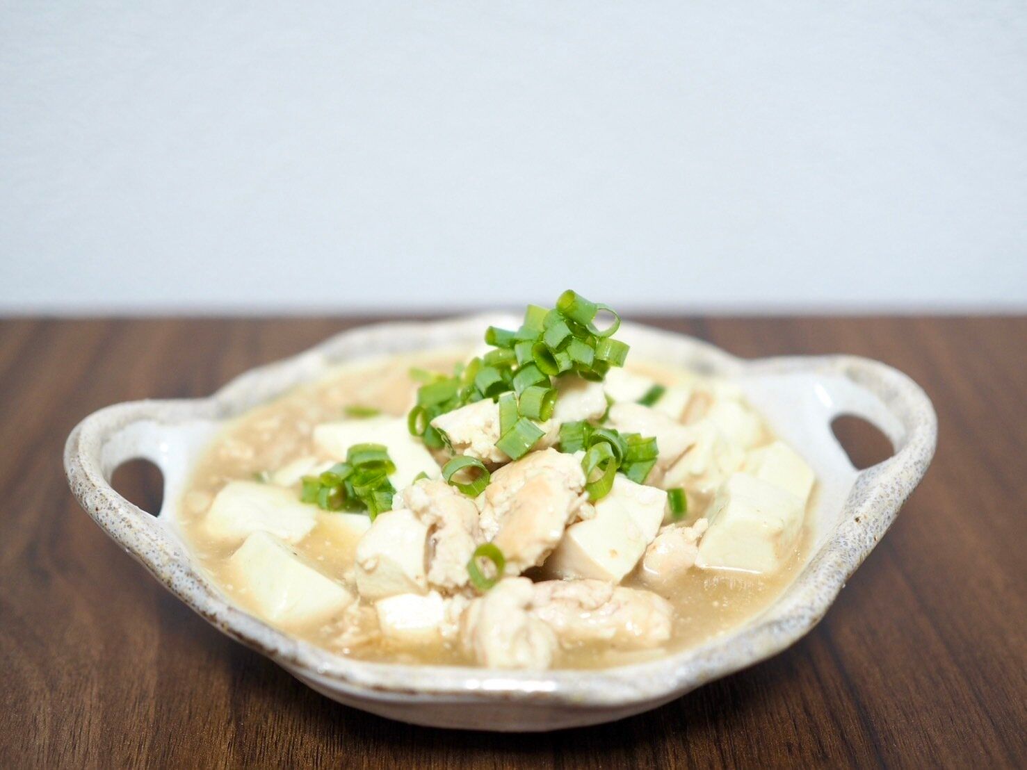 豆腐とひき肉のあんかけお皿にのせた写真