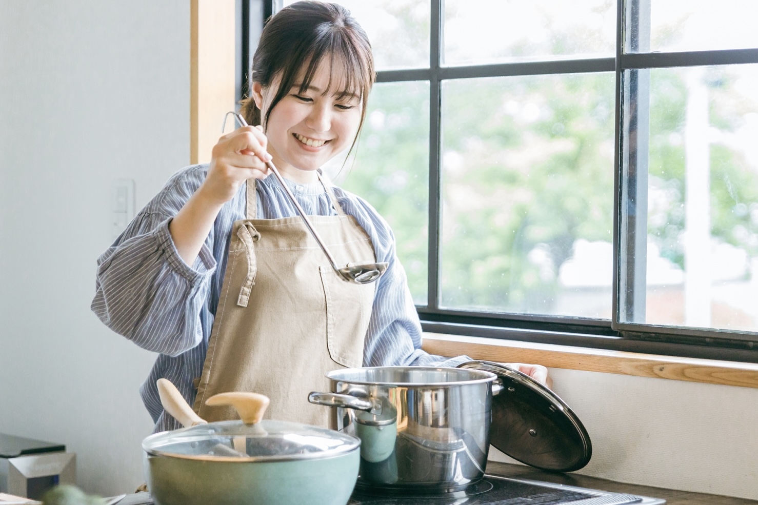 キッチンで料理をしている女性