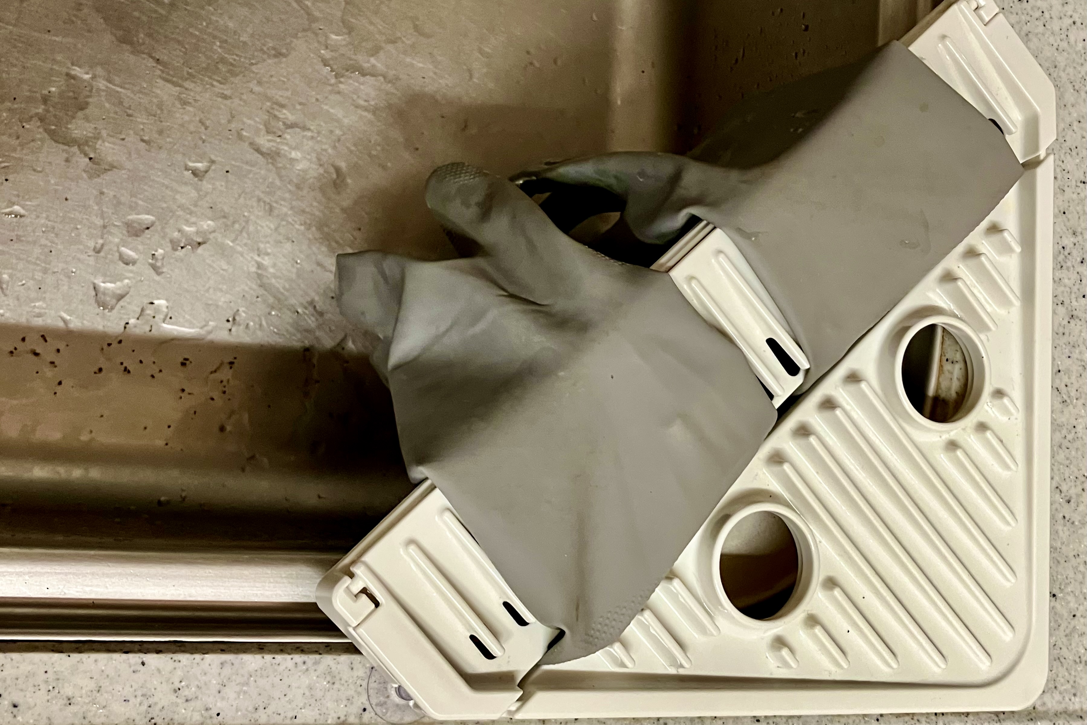 ゴム手袋を引っ掛けてフラップを閉じます