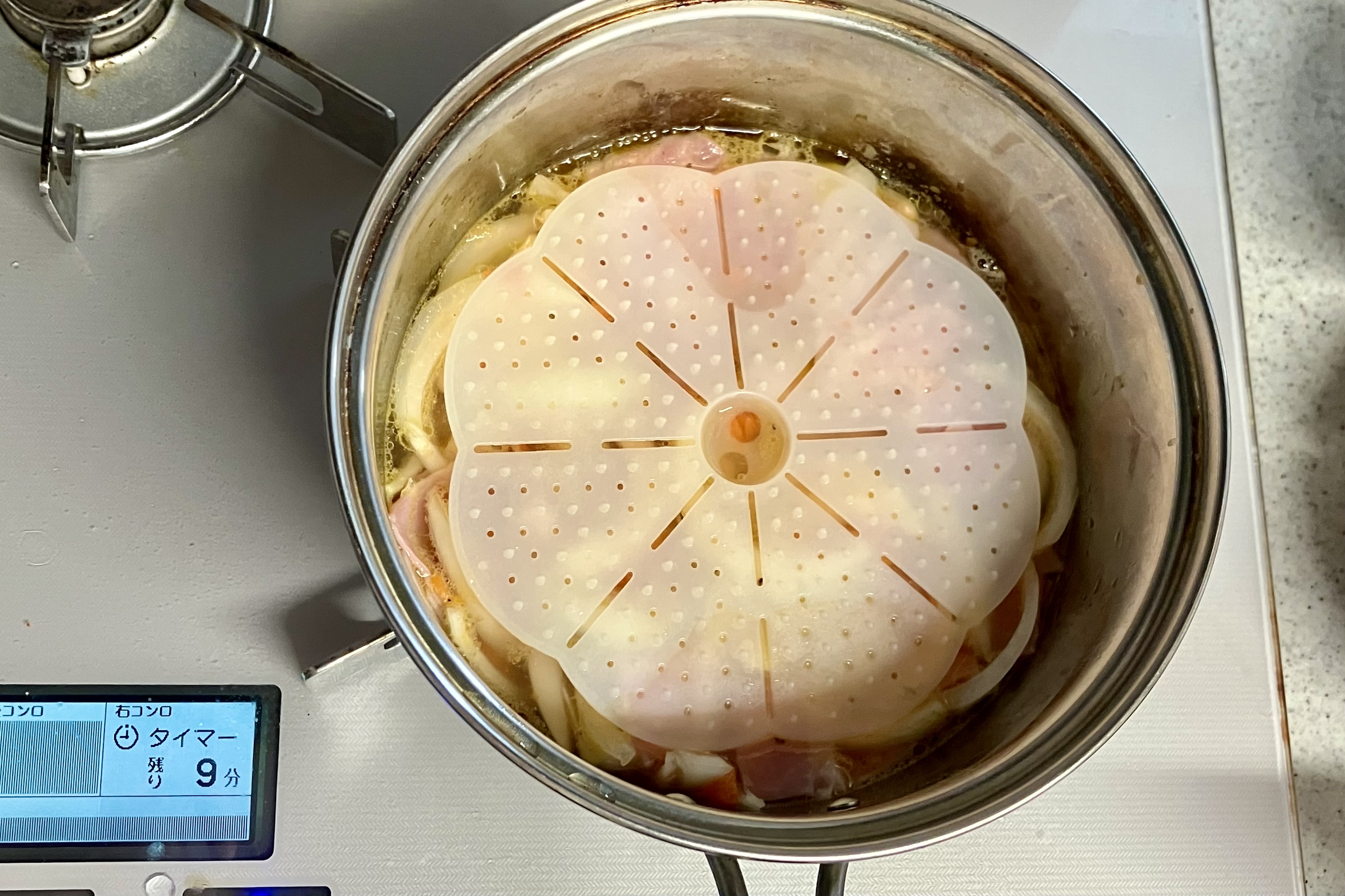 鍋に落とし蓋を置きます