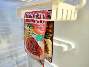 【セリア】もう冷蔵庫で迷子にならない！「バッグハンガー」を調味料の特等席にする裏技