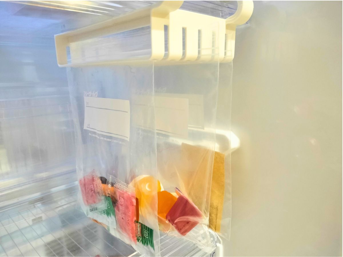 醤油やゼリーなどの小物類をジッパーバッグに入れてジッパーバッグハンガーに吊り下げたところ