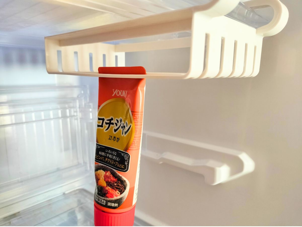 調味チューブをジッパーバッグハンガーに吊り下げたところ