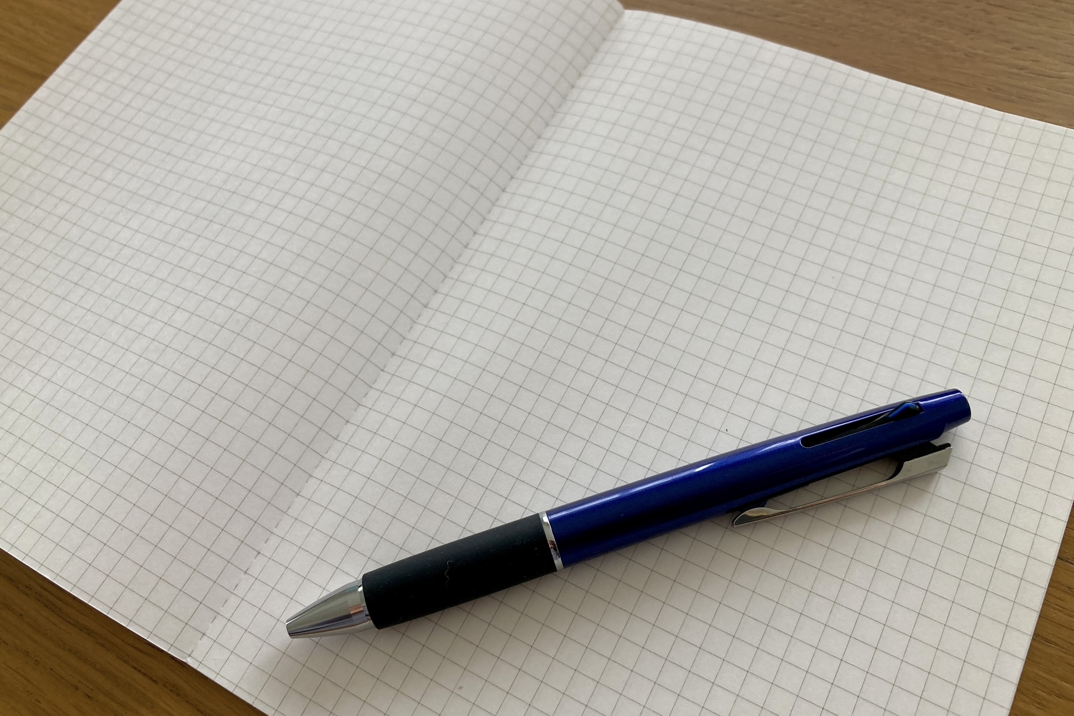 空白のノートとボールペン
