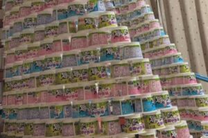 リビングにヨーグルトカップの塔が突如出現！買い物を終えて帰宅したママを迎えた芸術作品にいいね続々