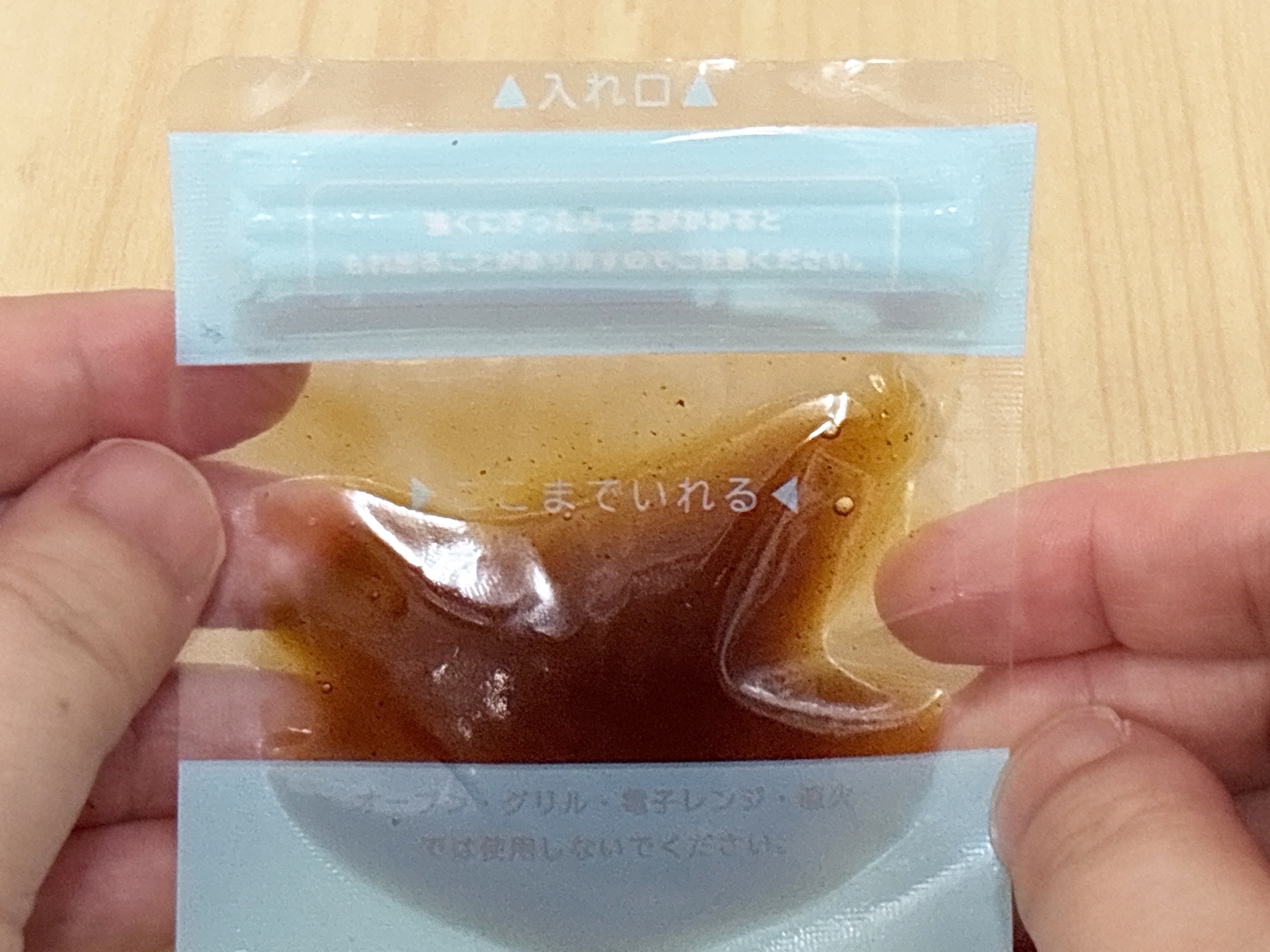 セリアのジッパー式調味料パウチにソースを入れた画像