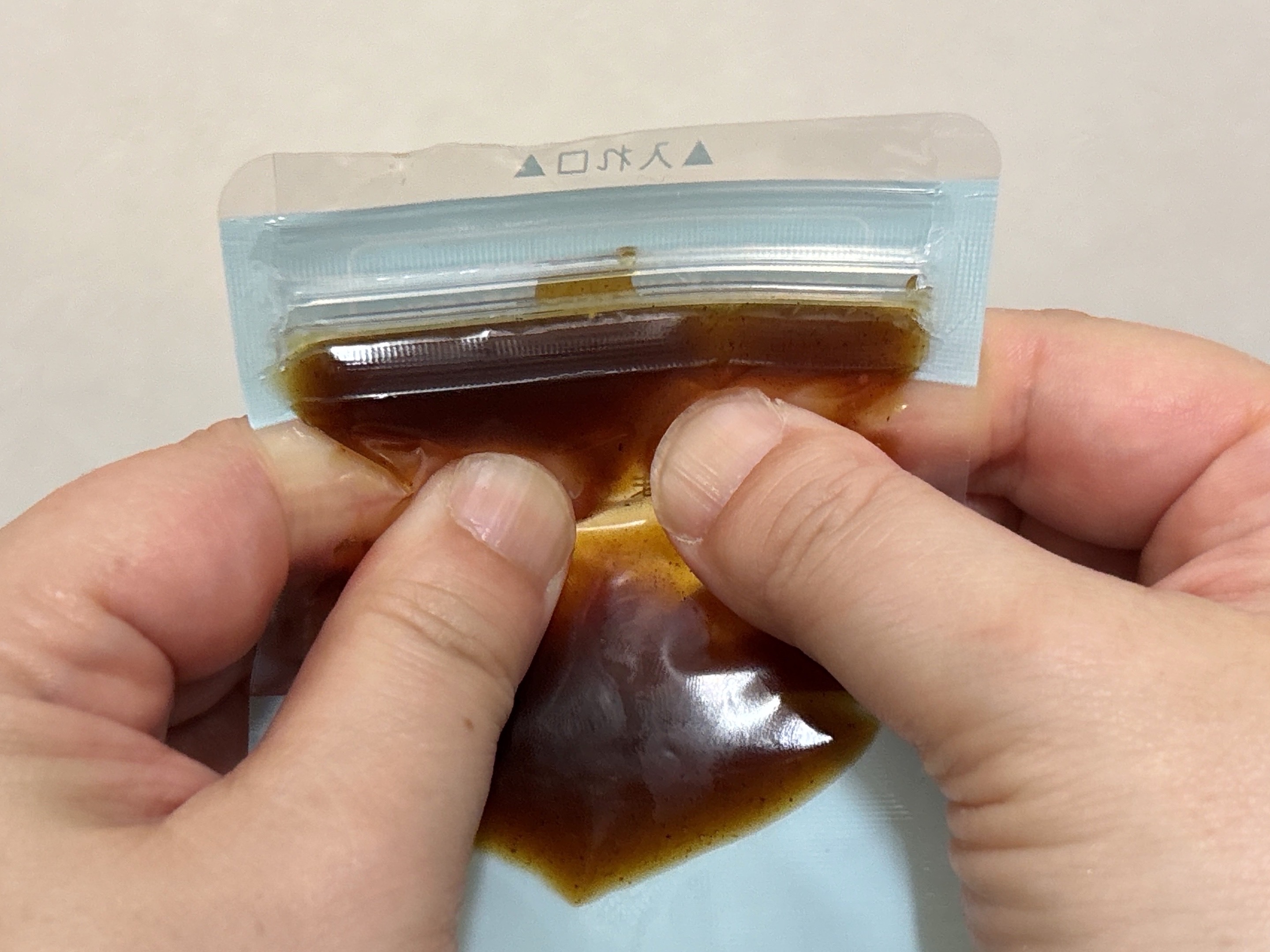 セリアジッパー式調味料パウチがしっかりしまっているか確認