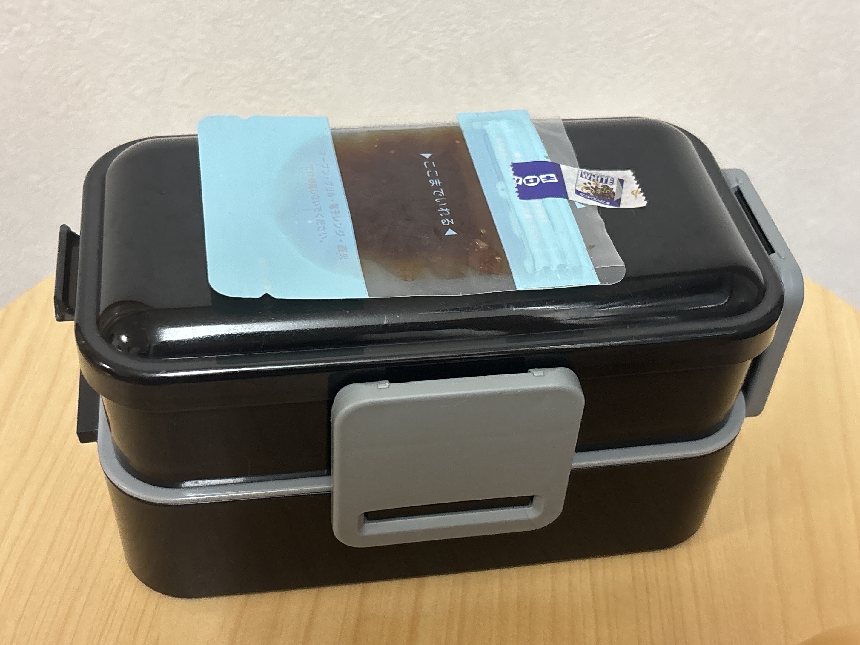 ジッパー式調味料パウチをお弁当箱にマスキングテープでとめている様子