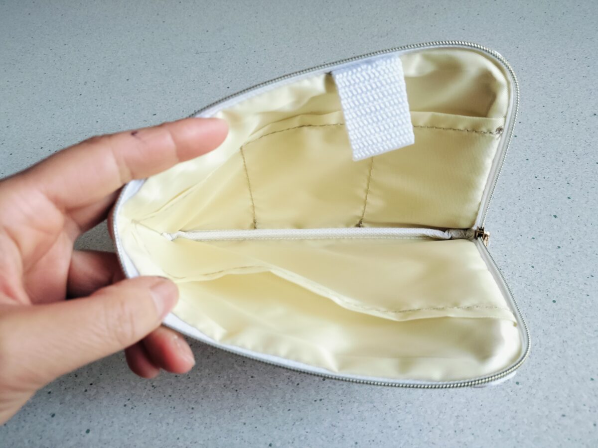 内側に多数のポケットがついている万能ポーチ