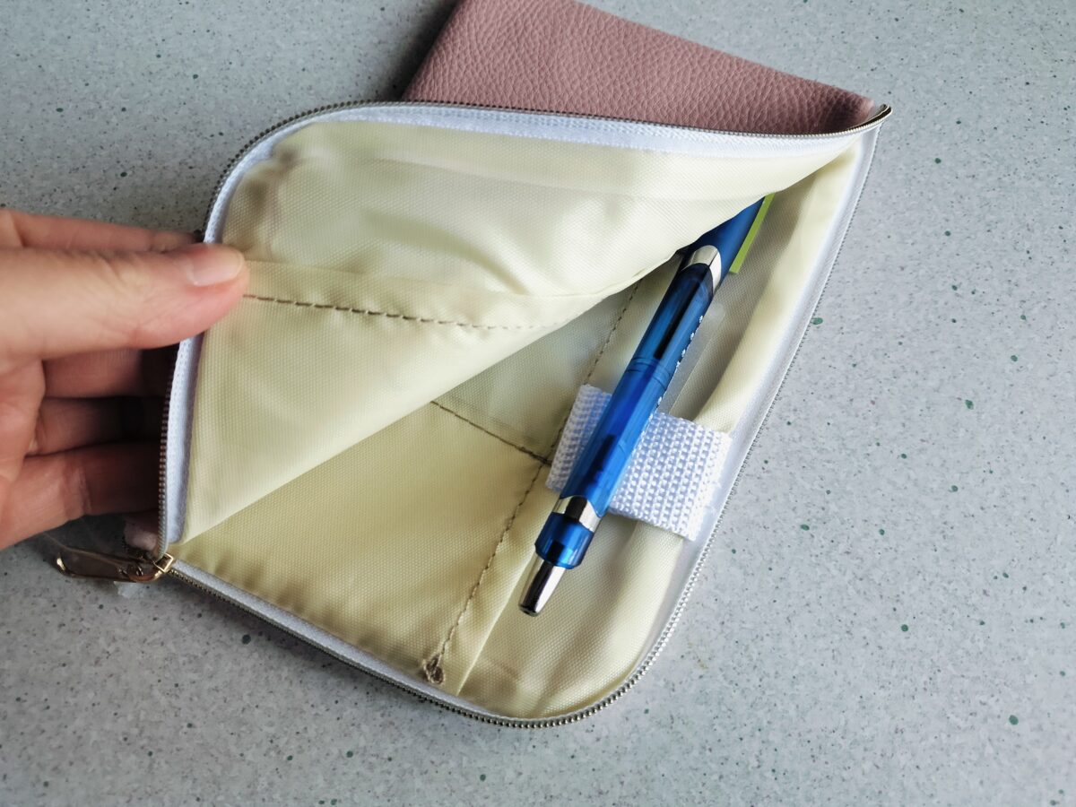 ペンホルダーがついているケースの中身