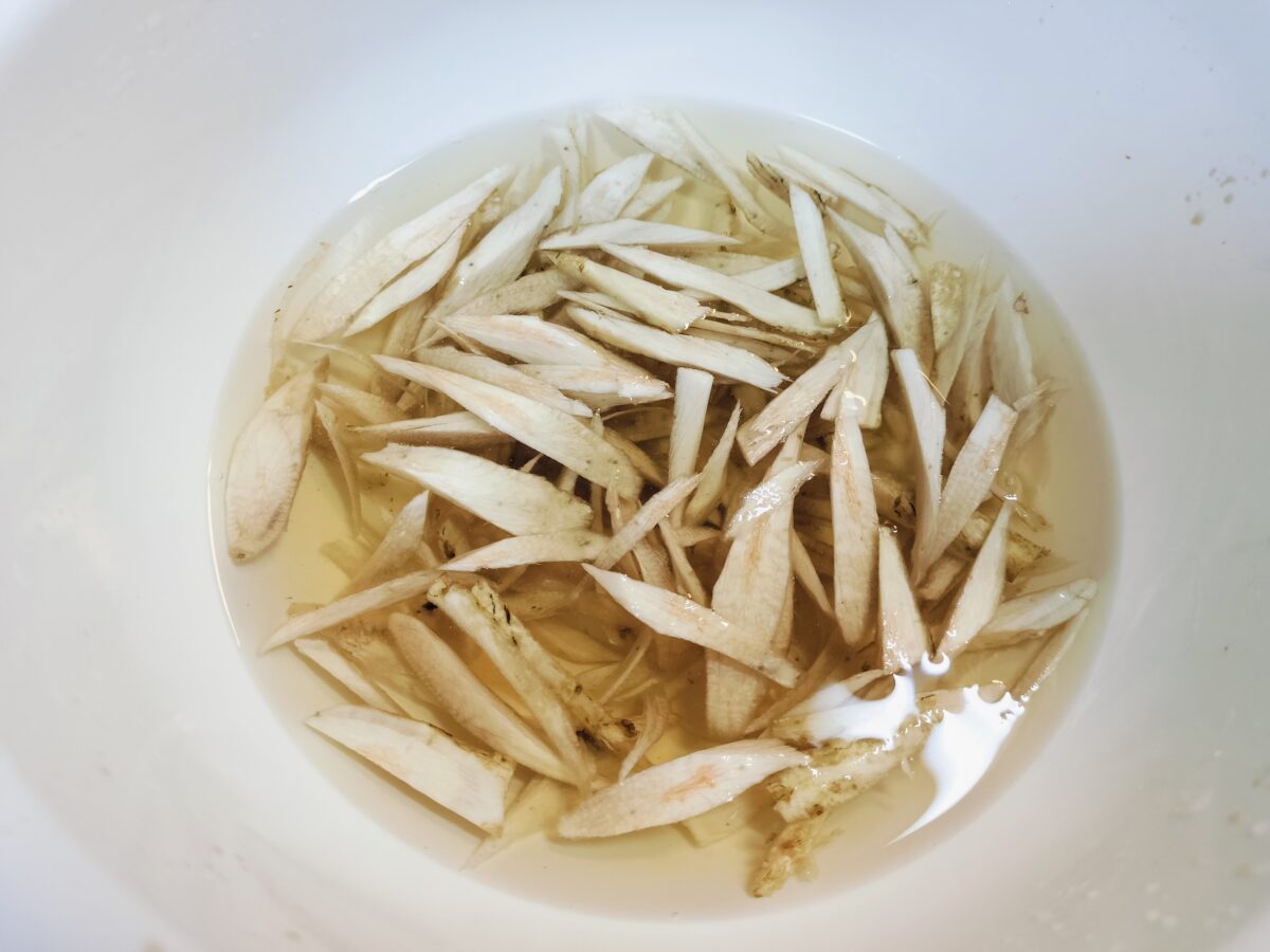 水にさらす新ごぼう