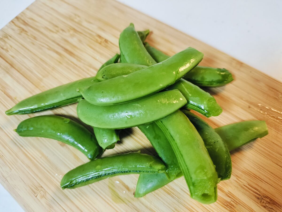 スジをとったスナップエンドウ