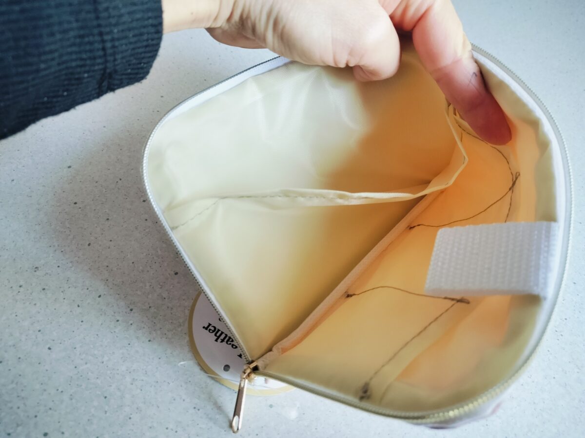 大きめのポケットがあるポーチの内側