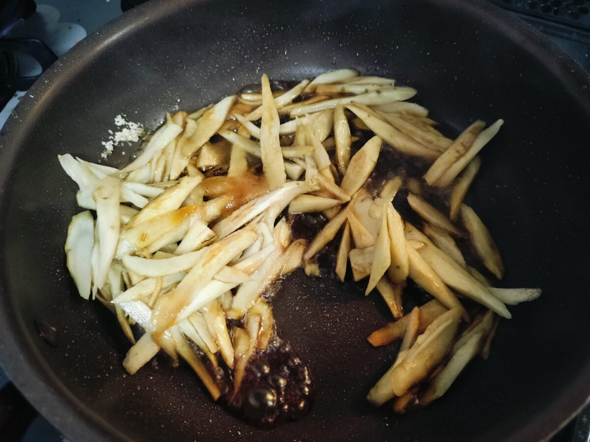 新ごぼうを炒める