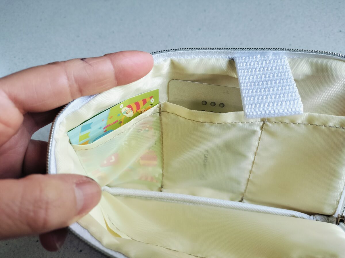 カードを入れられるポーチの内側