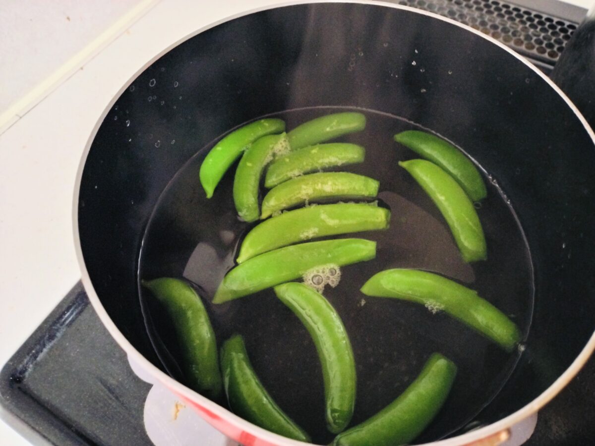 スナップエンドウを鍋でゆでる