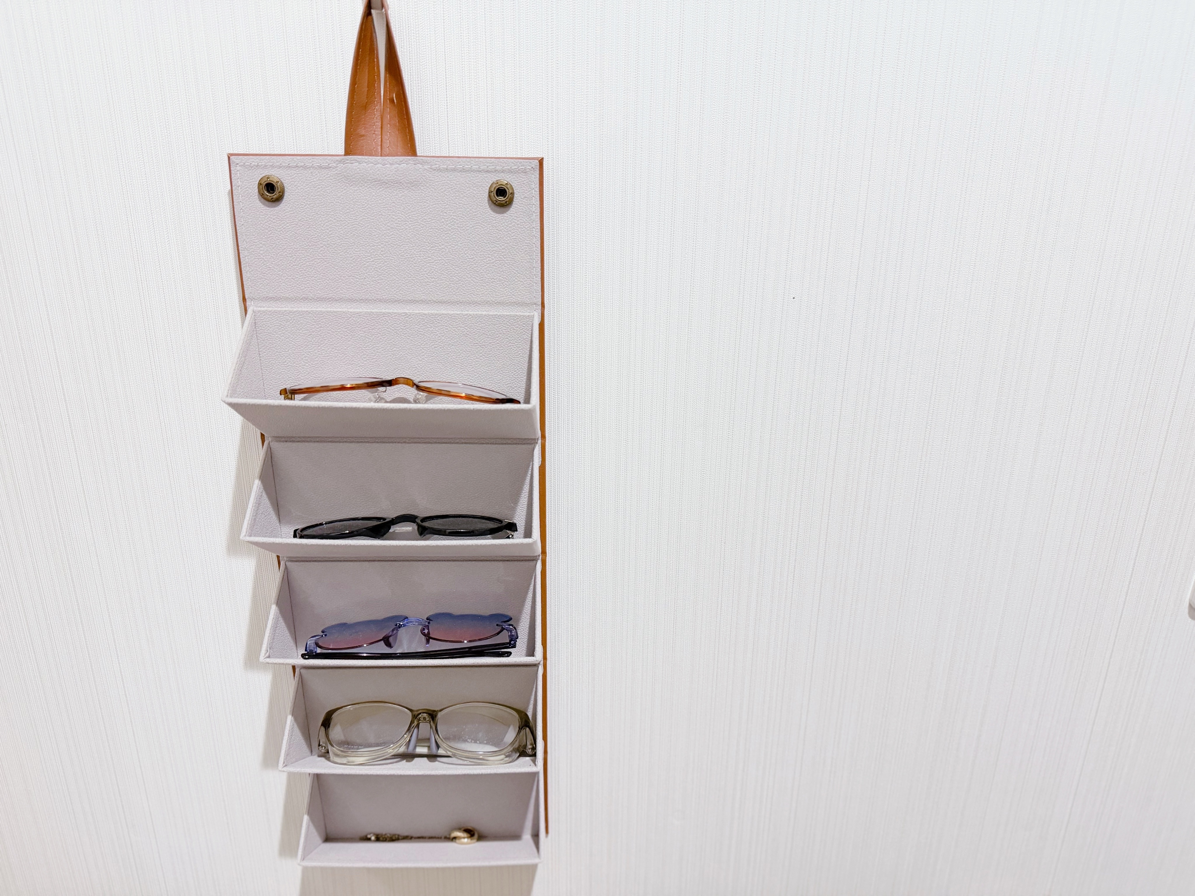 3.メガネ収納は「吊るす」が正解