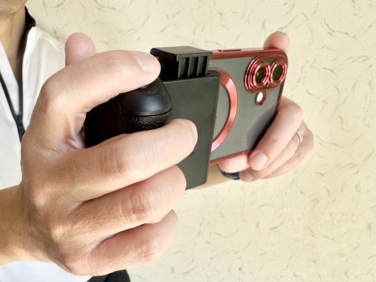 スマートフォンワンハンドシャッターをスマホにつけたところ